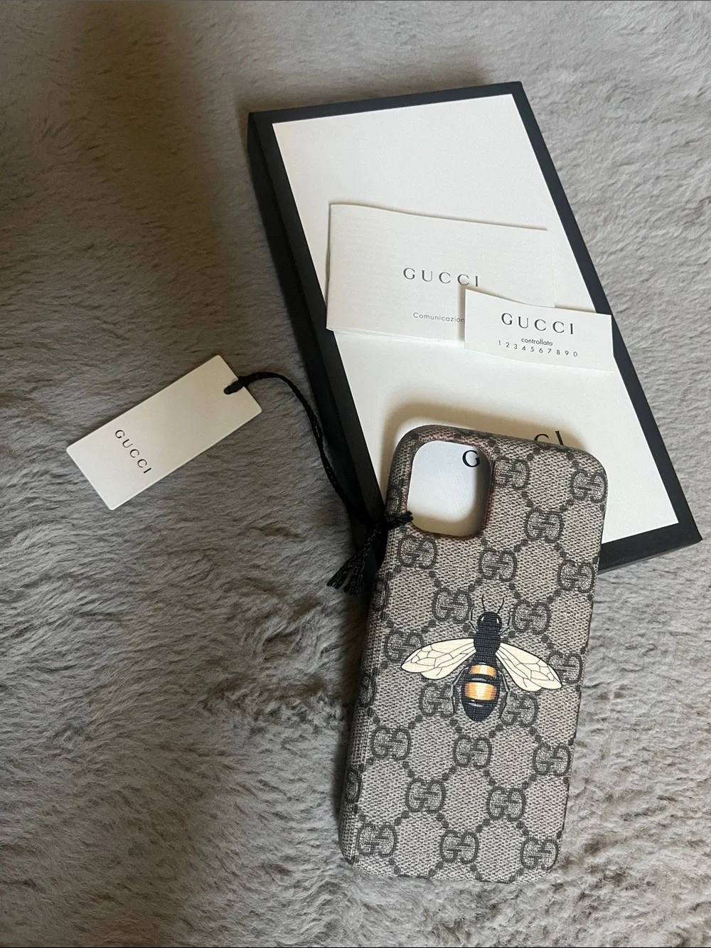 NIB Gucci GG Canvas Supreme iPhone 11 case with Bee Appliqué in Beige and Black